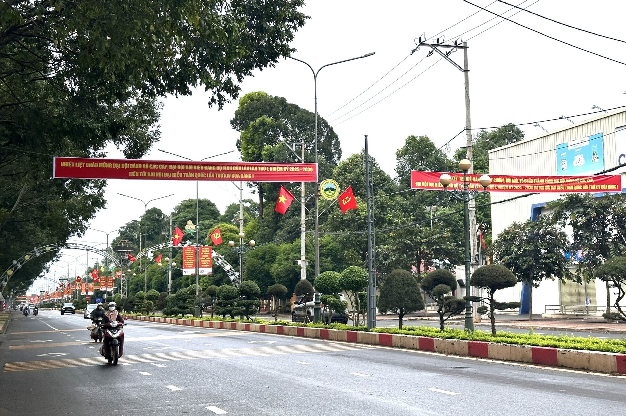 Đường Hùng Vương rực rỡ sắc cờ chào mừng đại hội Đảng bộ tỉnh Đắk Lắk lần thứ I, nhiệm kỳ 2025 - 2030